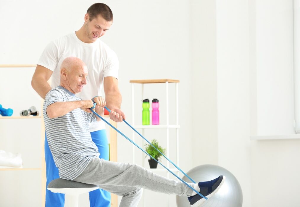 Using exercise therapy to treat hip joint disease in elderly men